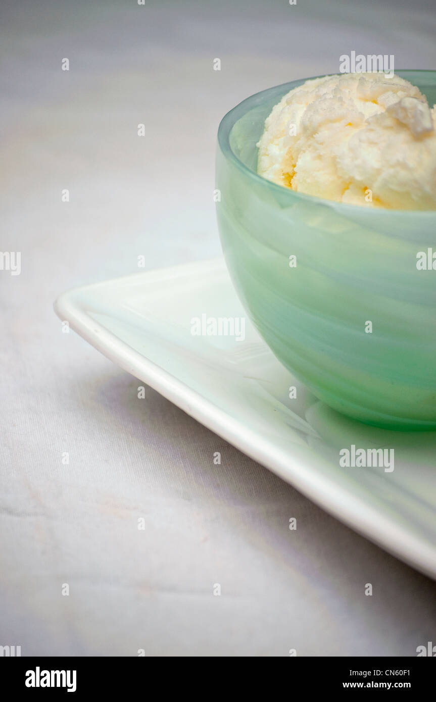 Gelato alla vaniglia in un vetro smerigliato ciotola. Foto Stock