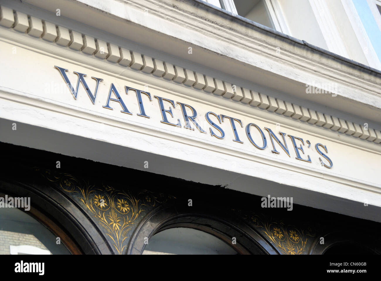 Waterstone's libraio sign in St Martin's Lane, London, Regno Unito Foto Stock