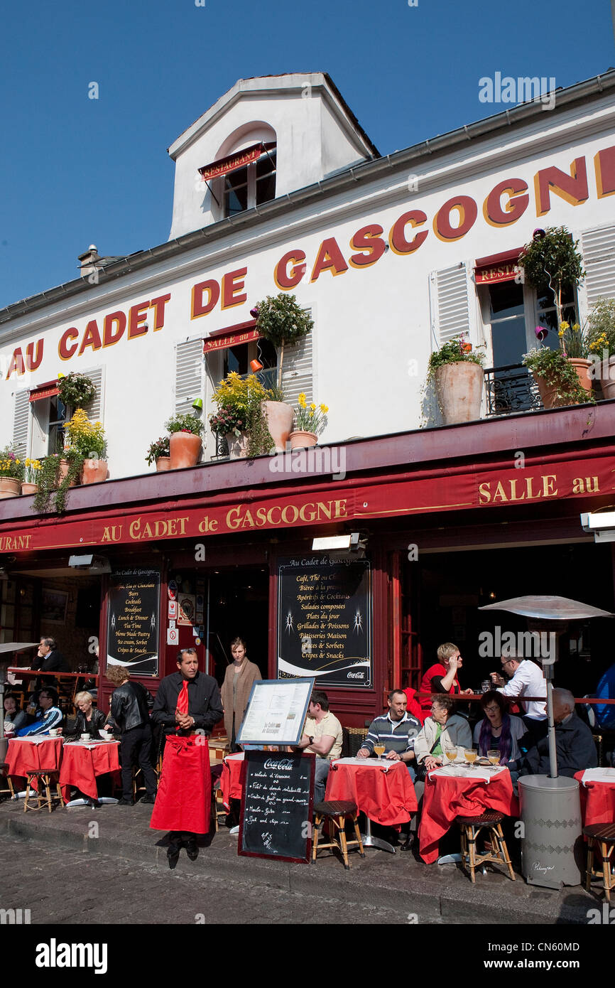 Francia, Parigi, facciata e la terrazza del ristorante au cadet de Gascogne situato sulla piazza Tertre Foto Stock