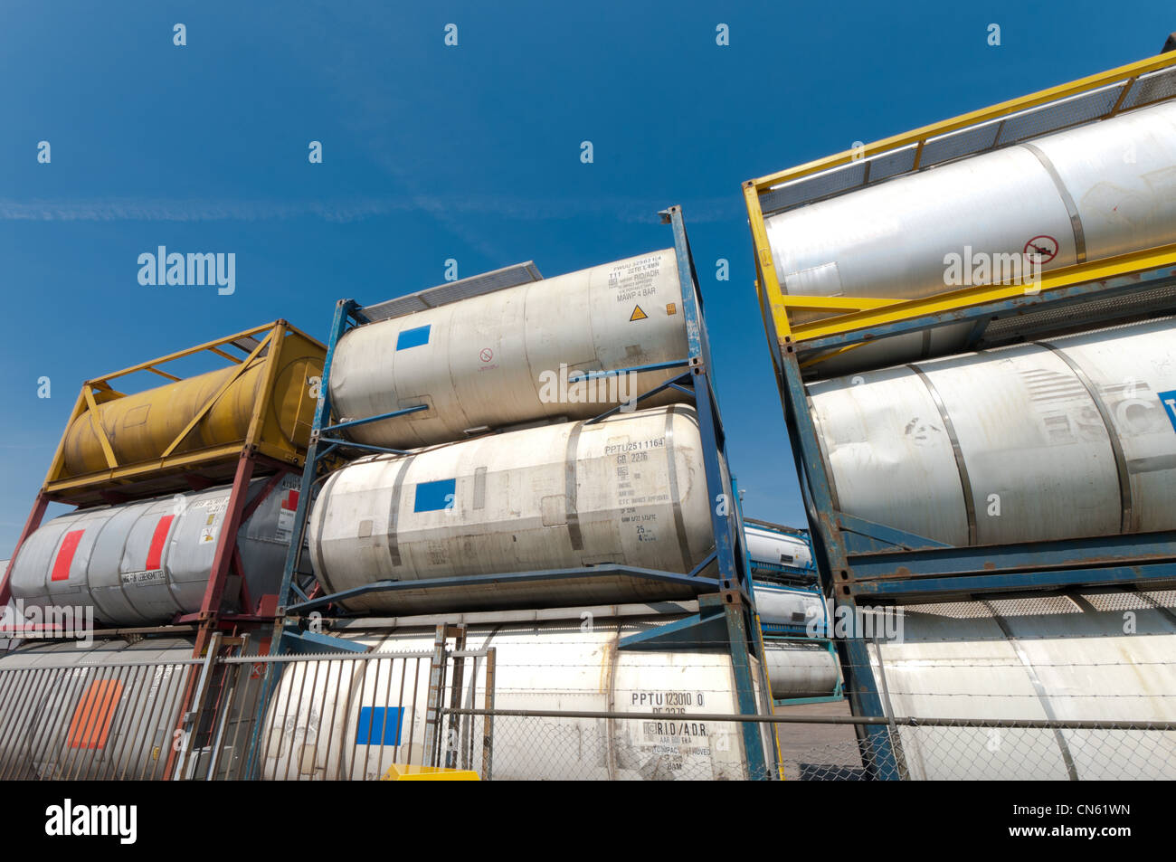 Impilate i contenitori di storage per il trasporto di liquidi alla rinfusa Foto Stock