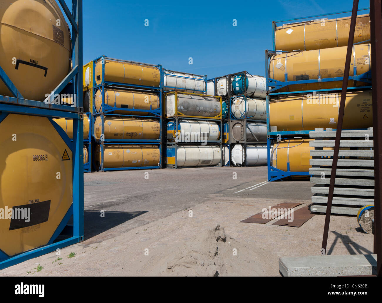 Impilate i contenitori di storage per il trasporto di liquidi alla rinfusa Foto Stock