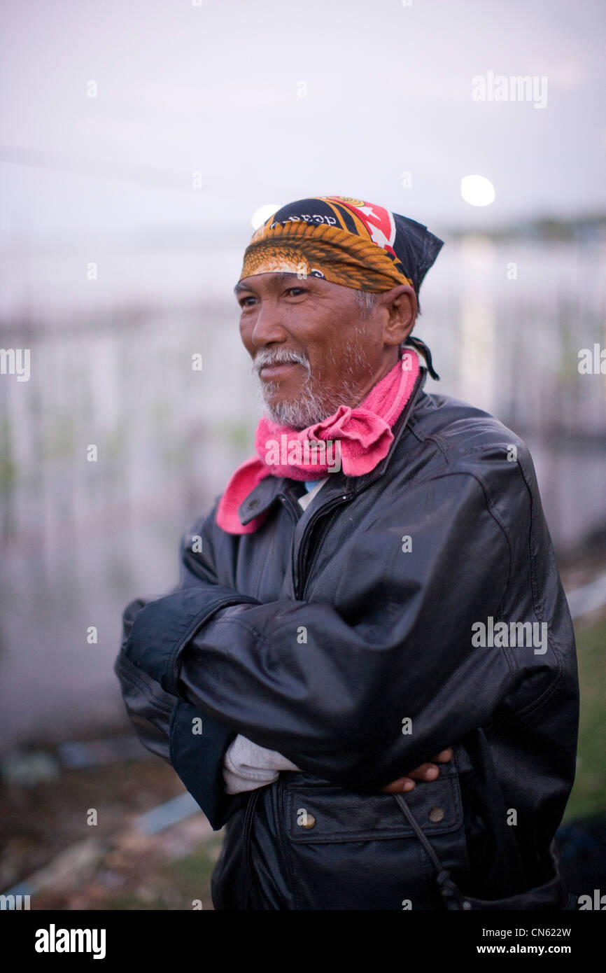 Pescatori all'alba in un villaggio di pescatori vicino a Songkhla dove un progetto per ripristinare i terreni di pesca esauriti sta avendo qualche successo. Foto Stock