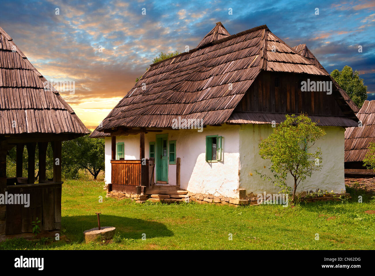 Xix secolo Tradizionale di pietra e tetto di paglia di fattoria. Casa Maghira, Campulung La Tisa, Tissa Valley, Maramures, Foto Stock