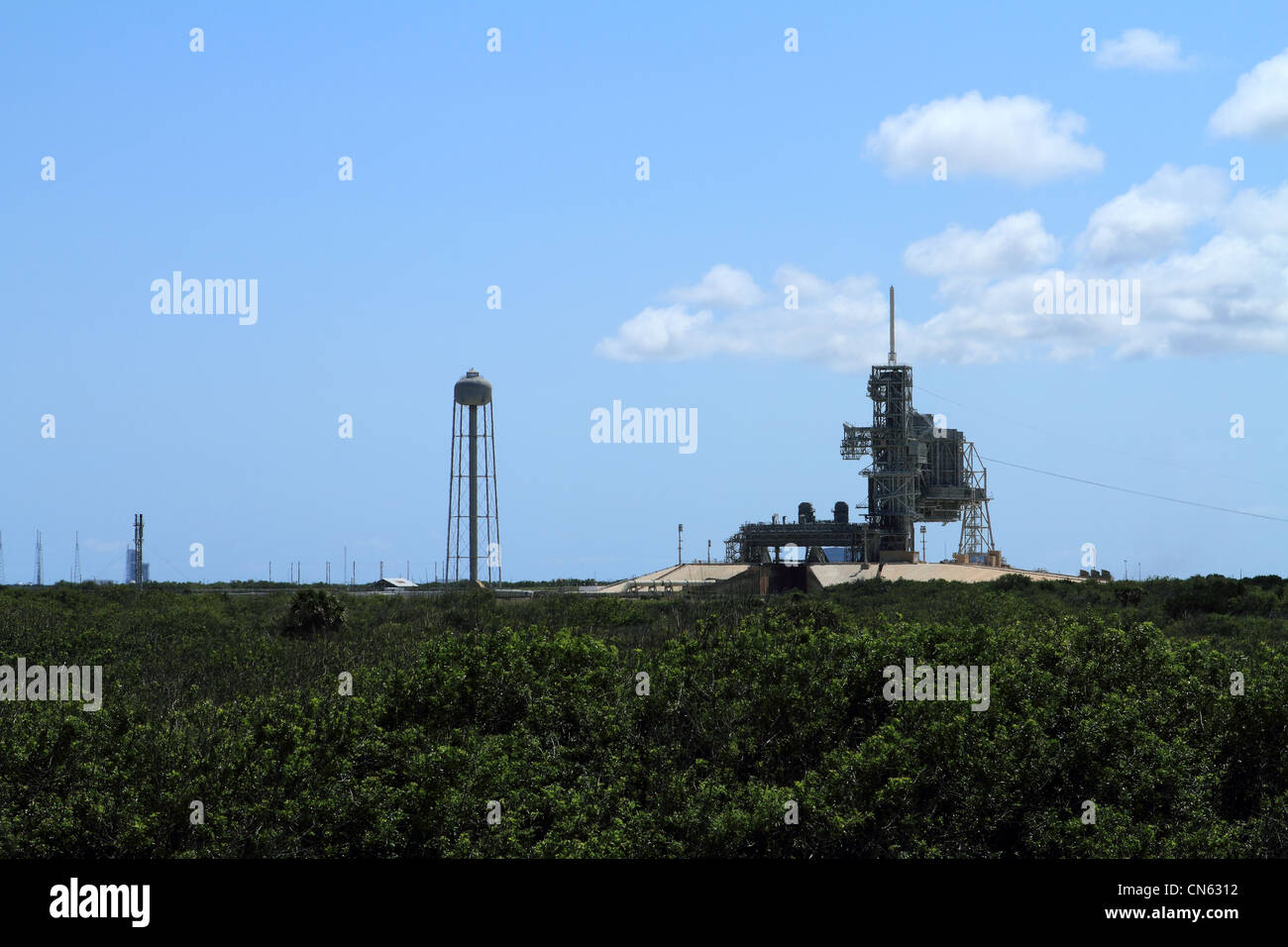 Calore di sfocatura nebulosità NASA Launch Complex 1 con water tower Foto Stock