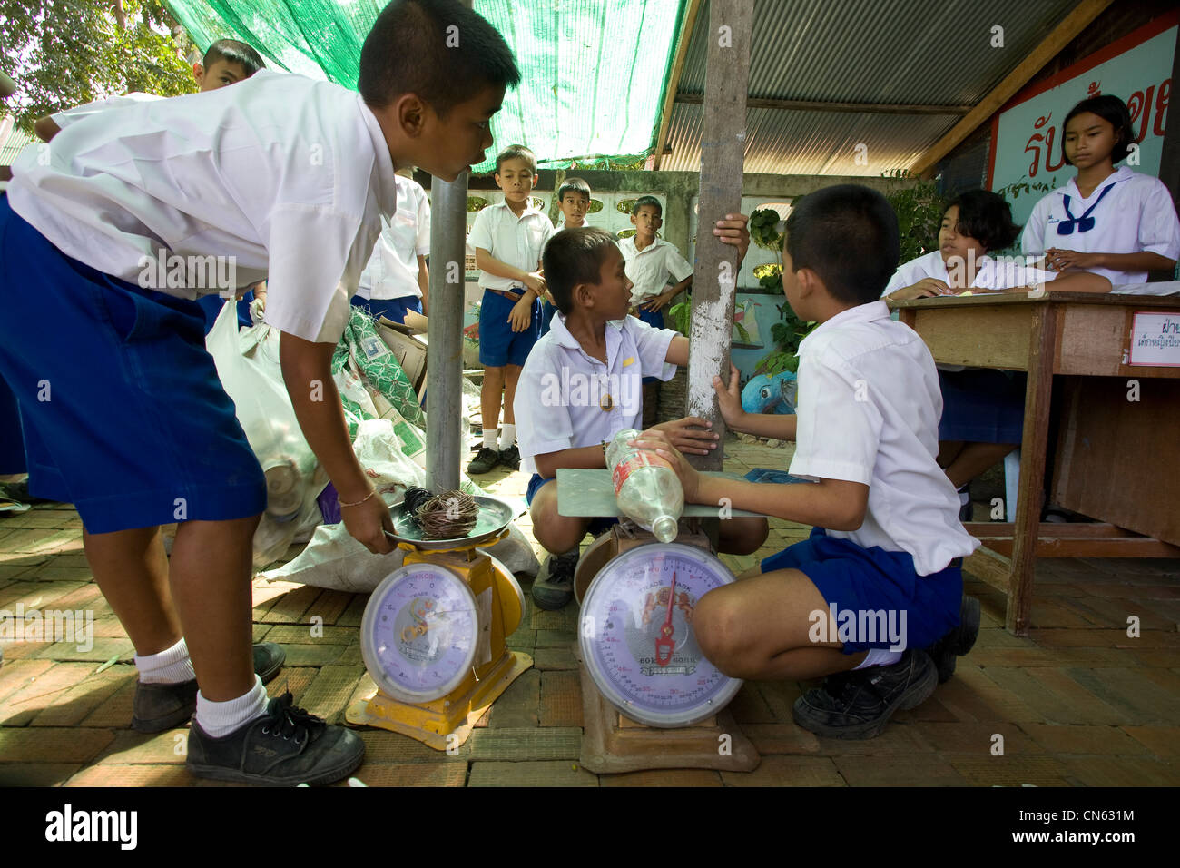 Alunni di una scuola elementare di Songkhla raccogliere spazzatura e portarla a scuola come parte di un progetto di gestione dei rifiuti. Foto Stock