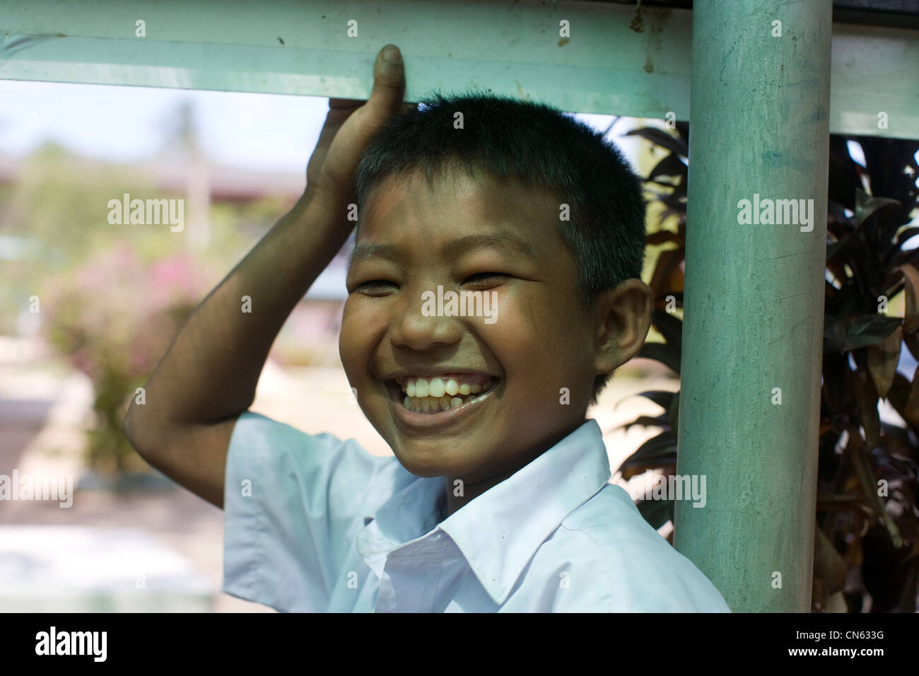 Alunni di una scuola elementare di Songkhla raccogliere spazzatura e portarla a scuola come parte di un progetto di gestione dei rifiuti. Foto Stock