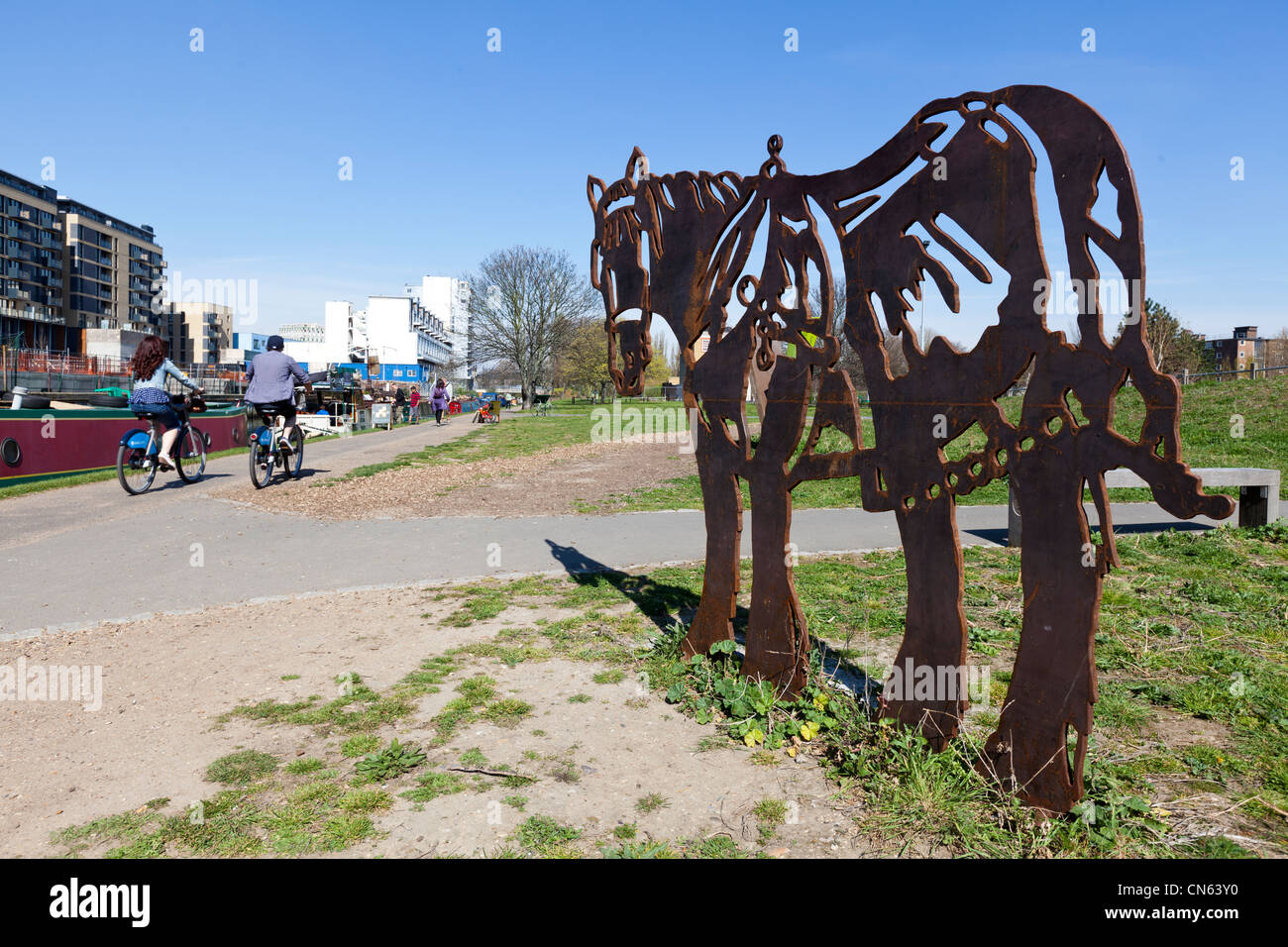 Un canal boat scultura a cavallo nei pressi di Meath Bridge, Mile End Park, da Regent's Canal, Londra, Regno Unito. Foto Stock