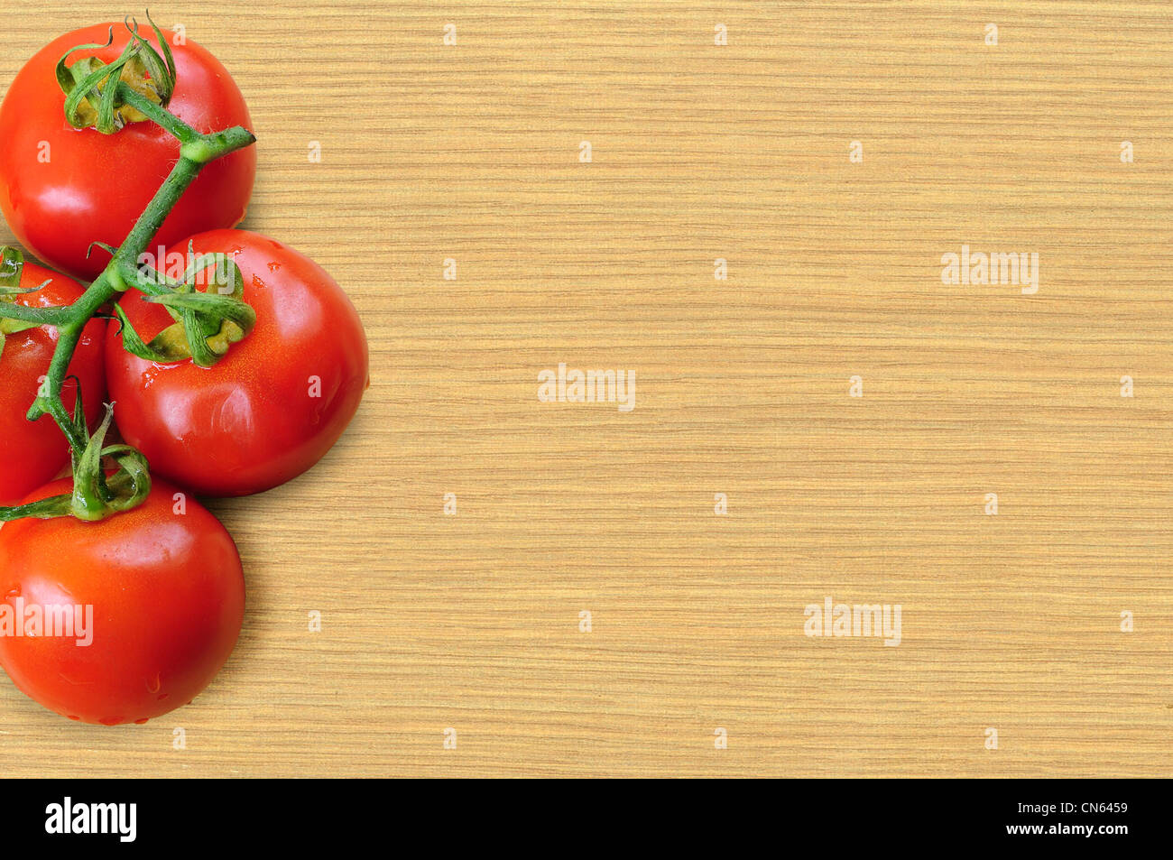 Il ramo di pomodori freschi sulla tavola di legno Foto Stock