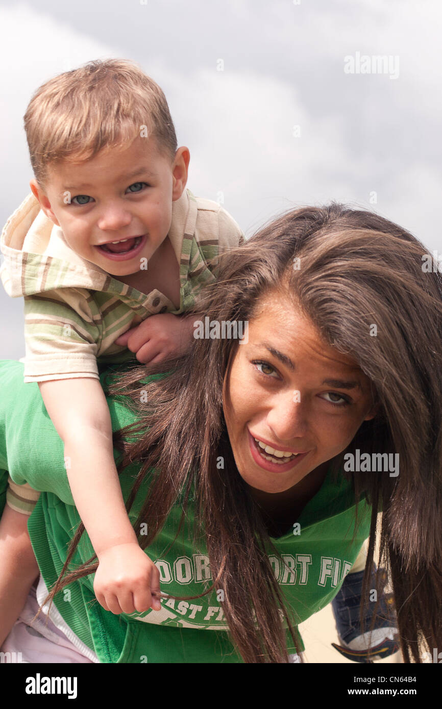 Ritratto di giovane donna con il bambino sulle spalle Foto Stock