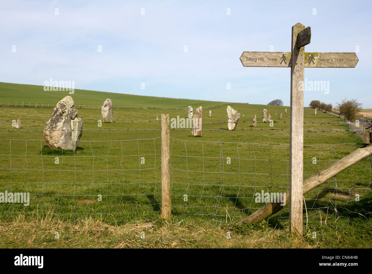 Sito del Patrimonio Mondiale stone avenue vicino ad Avebury lungo B4003 road Wiltshire, Inghilterra Foto Stock