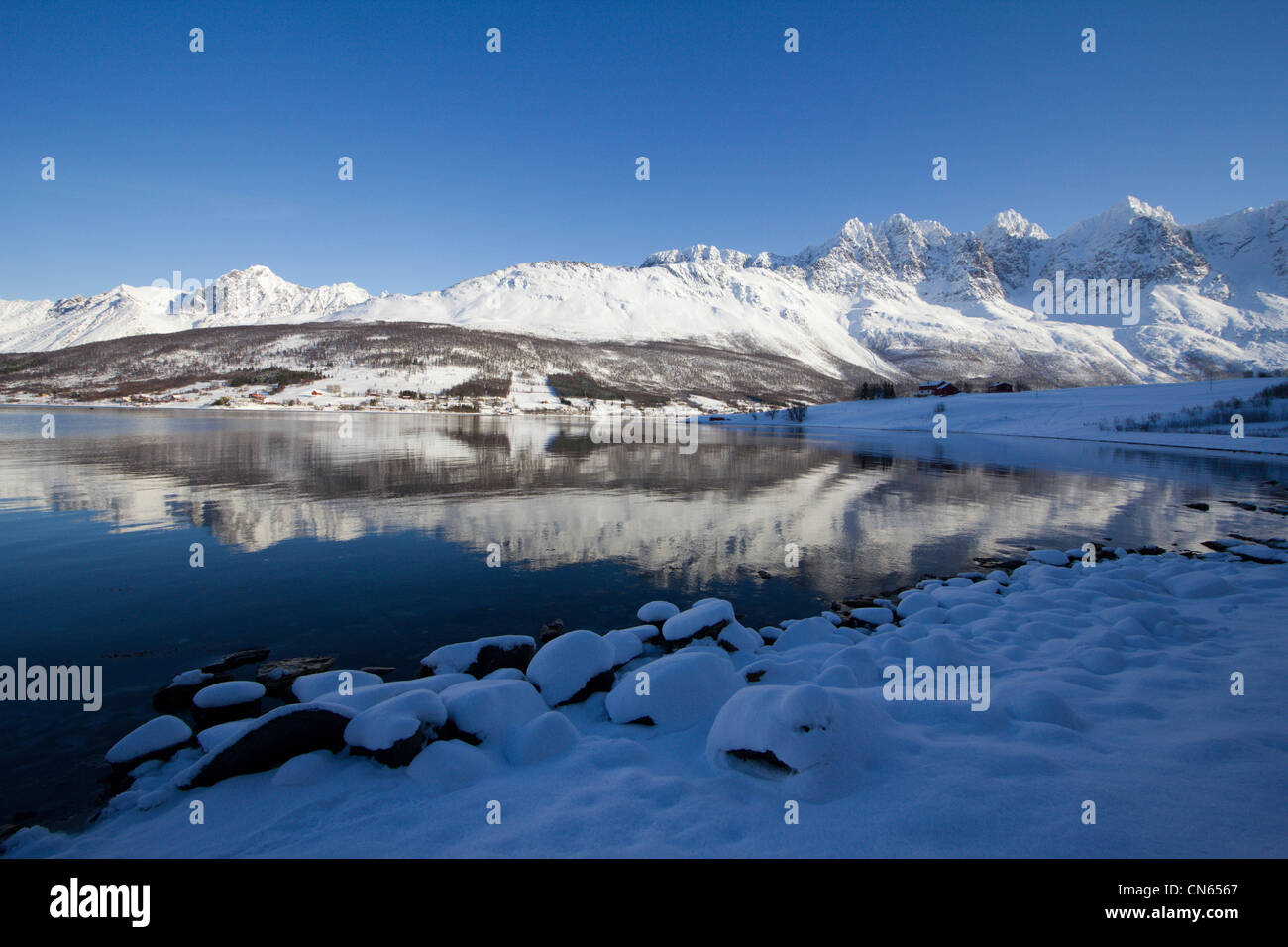 Alpi lyngen attraverso sorfjorden vicino lakeselvdalen troms in Norvegia Foto Stock