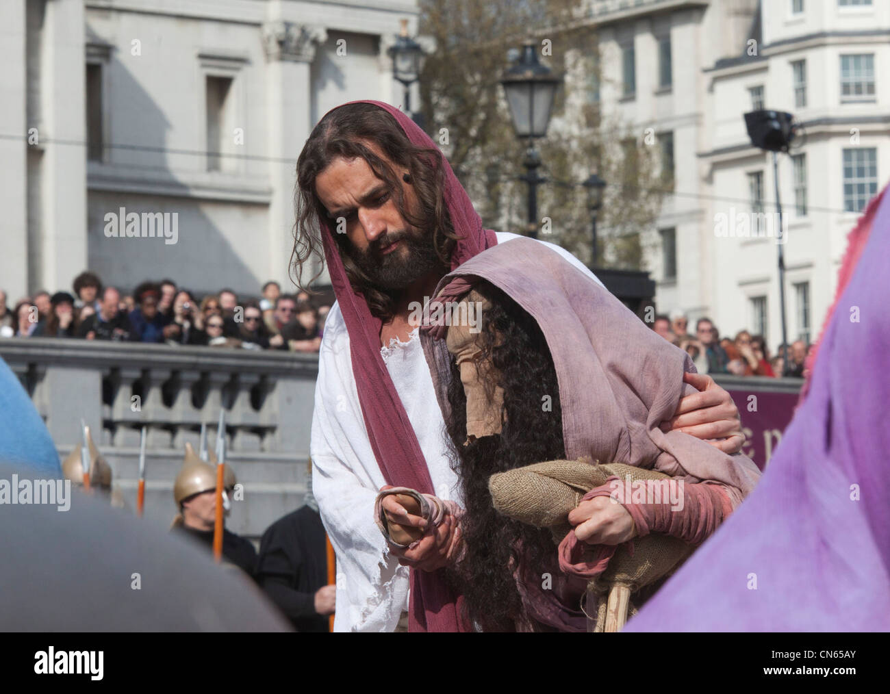 La passione di Gesù è eseguita dall'Wintershall giocatori a Londra in Trafalgar Square con James Burke-Dunsmore come Gesù Foto Stock