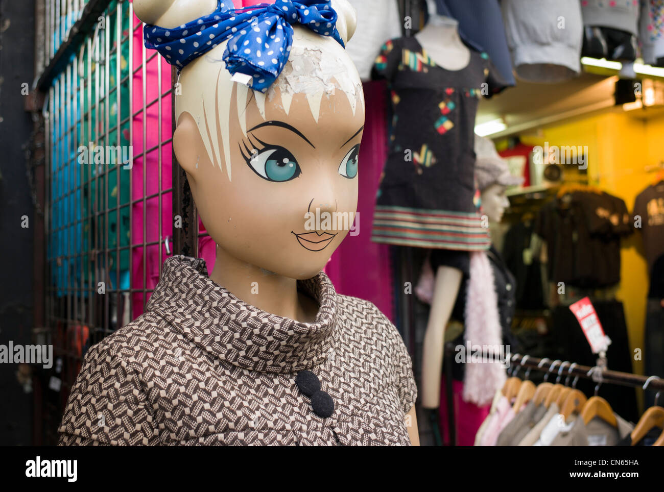 Vicino la fotografia del manichino al di fuori del negozio a Camden Market, Camden Town, Londra, Inghilterra. Foto Stock
