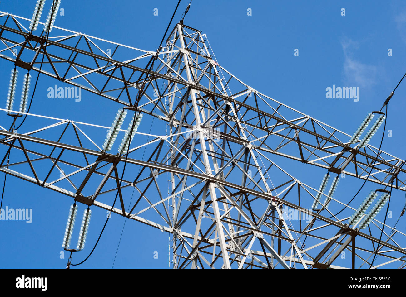 Un traliccio di elettricità contro un cielo blu chiaro Foto Stock