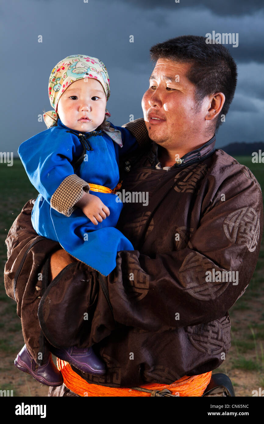 Il padre e il bambino ritratto, khuduu aral, khentii provincia, Mongolia Foto Stock