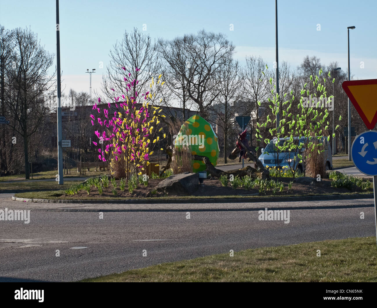 Rotonda con le piume di Pasqua decorate alberi. Foto Stock