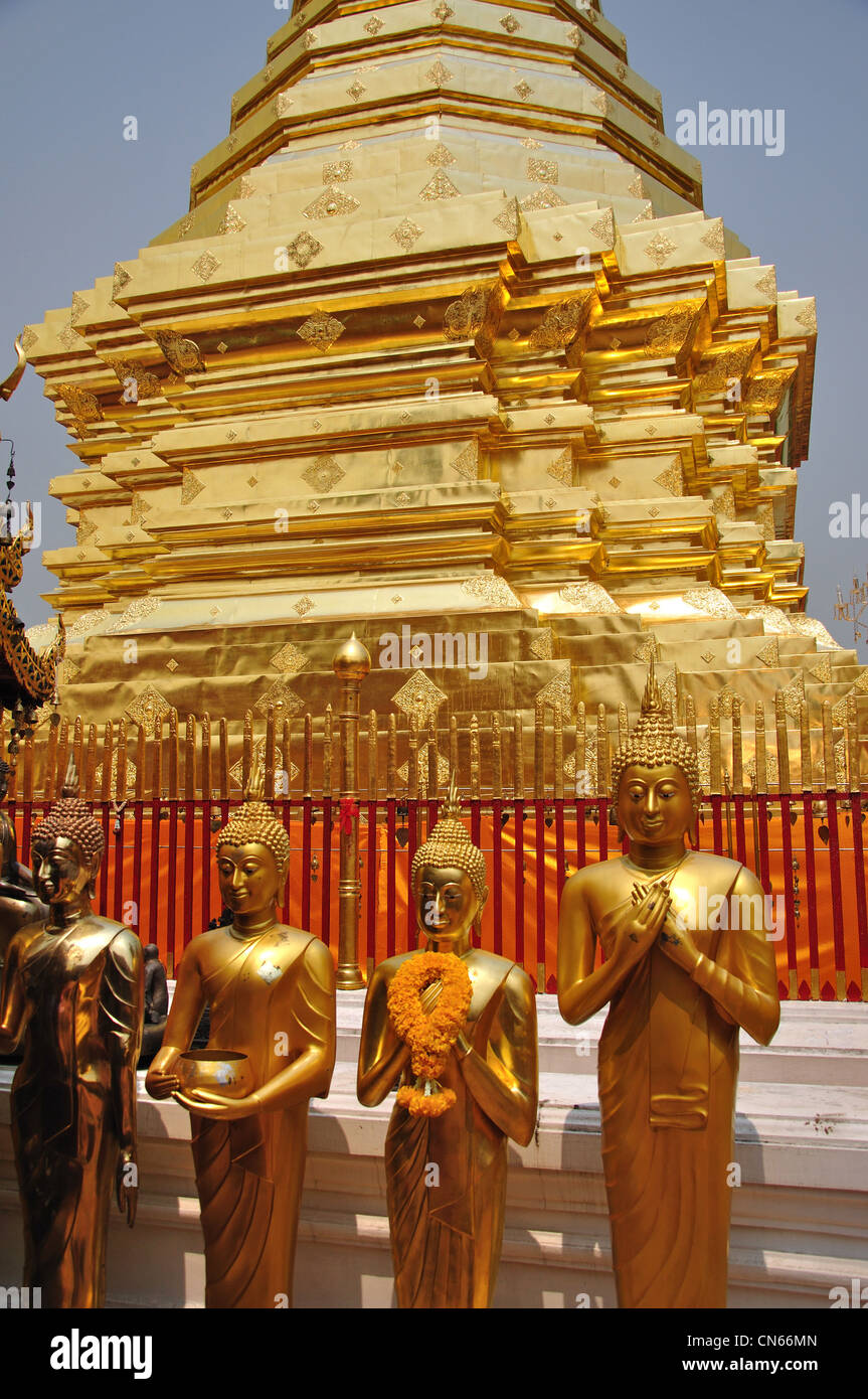 Golden Buddha e chedi a Wat Phrathat Doi Suthep tempio buddista, il Doi Suthep, Chiang Mai e Chiang Mai Provincia, Thailandia Foto Stock