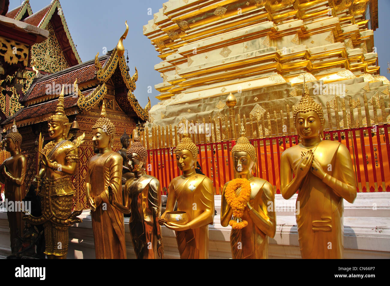 Golden Buddha e chedi a Wat Phrathat Doi Suthep tempio buddista, il Doi Suthep, Chiang Mai e Chiang Mai Provincia, Thailandia Foto Stock