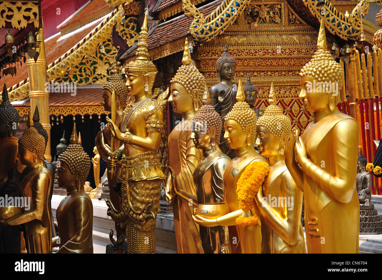 Santuario con golden Buddha, Wat Phrathat Doi Suthep tempio buddista, il Doi Suthep, Chiang Mai e Chiang Mai Provincia, Thailandia Foto Stock