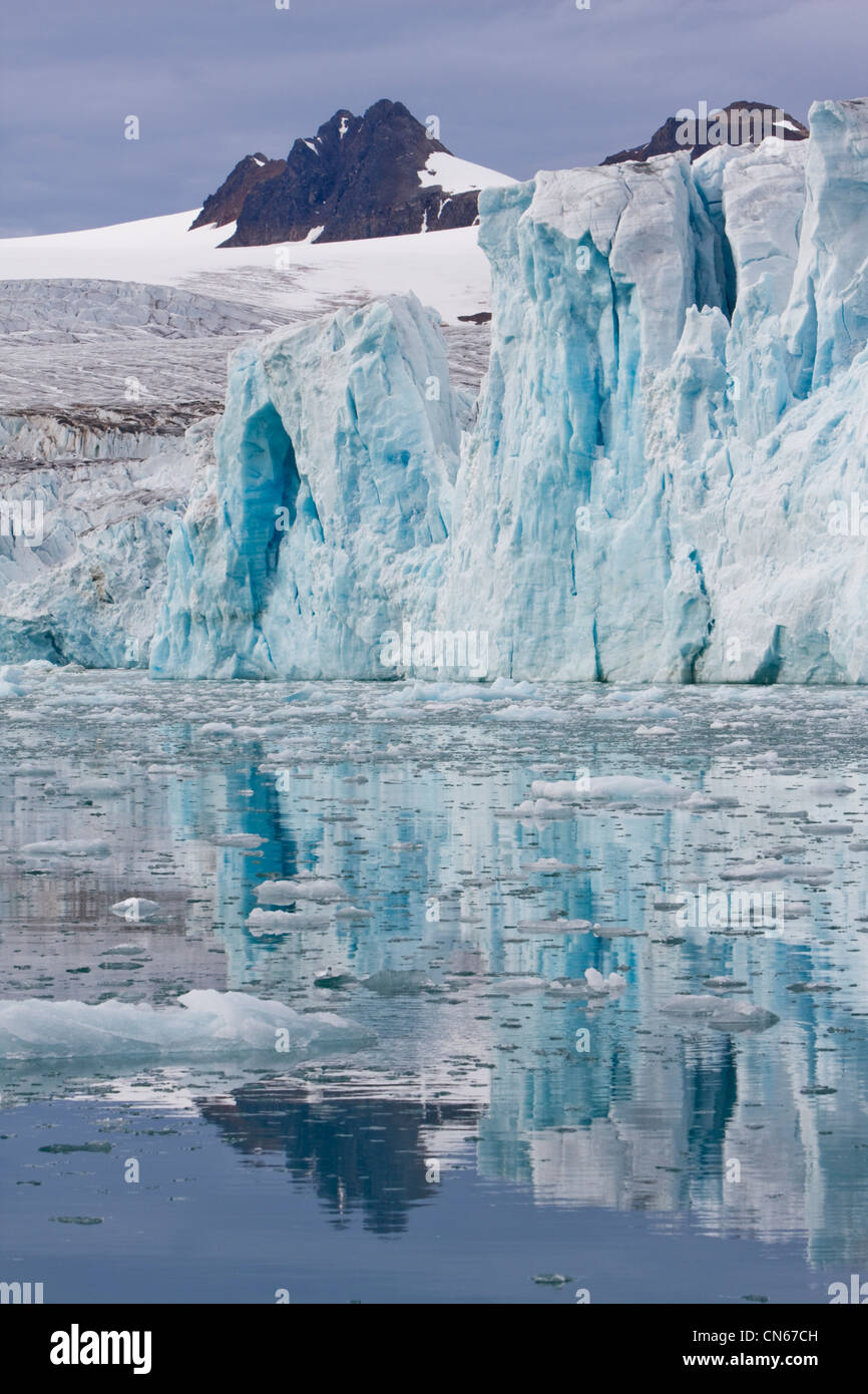 Norvegia Isole Svalbard Spitsbergen iceberg galleggianti vicino a fronte del ghiacciaio Lilliehøøk in Lilliehøøkfjorden in Krossfjorden d'estate Foto Stock