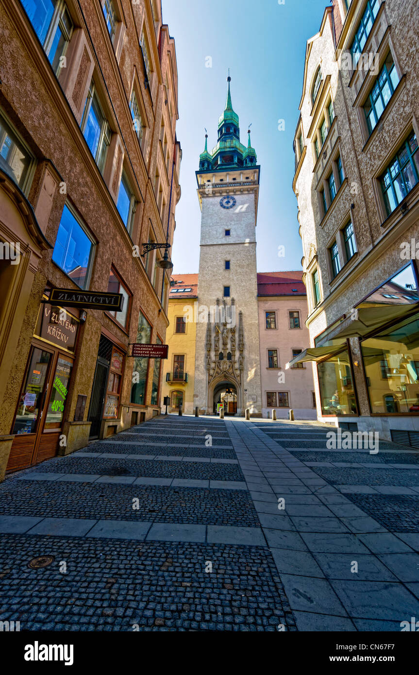 Foto di strada di ciottoli e ingresso al Vecchio Municipio di Brno. Foto Stock