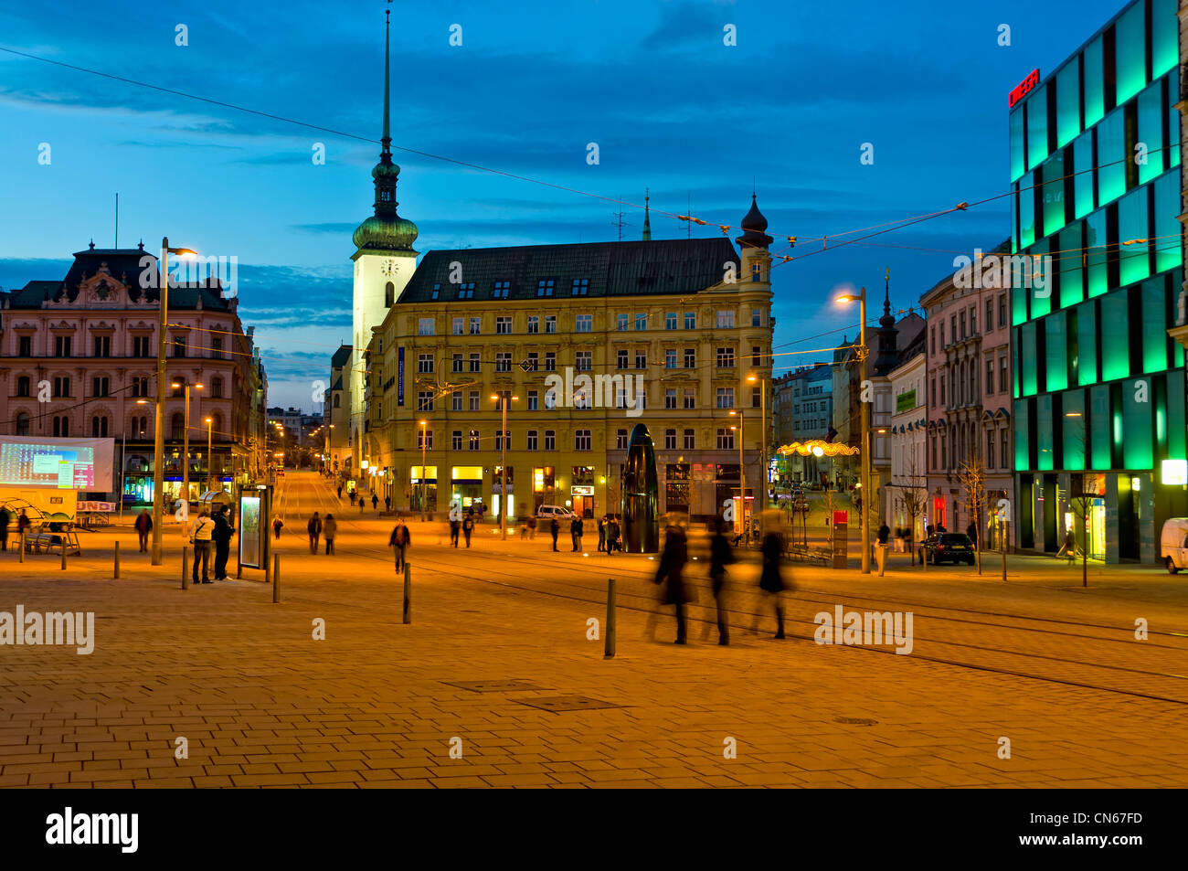 Vista della piazza della Libertà di notte nella città vecchia di Brno Foto Stock