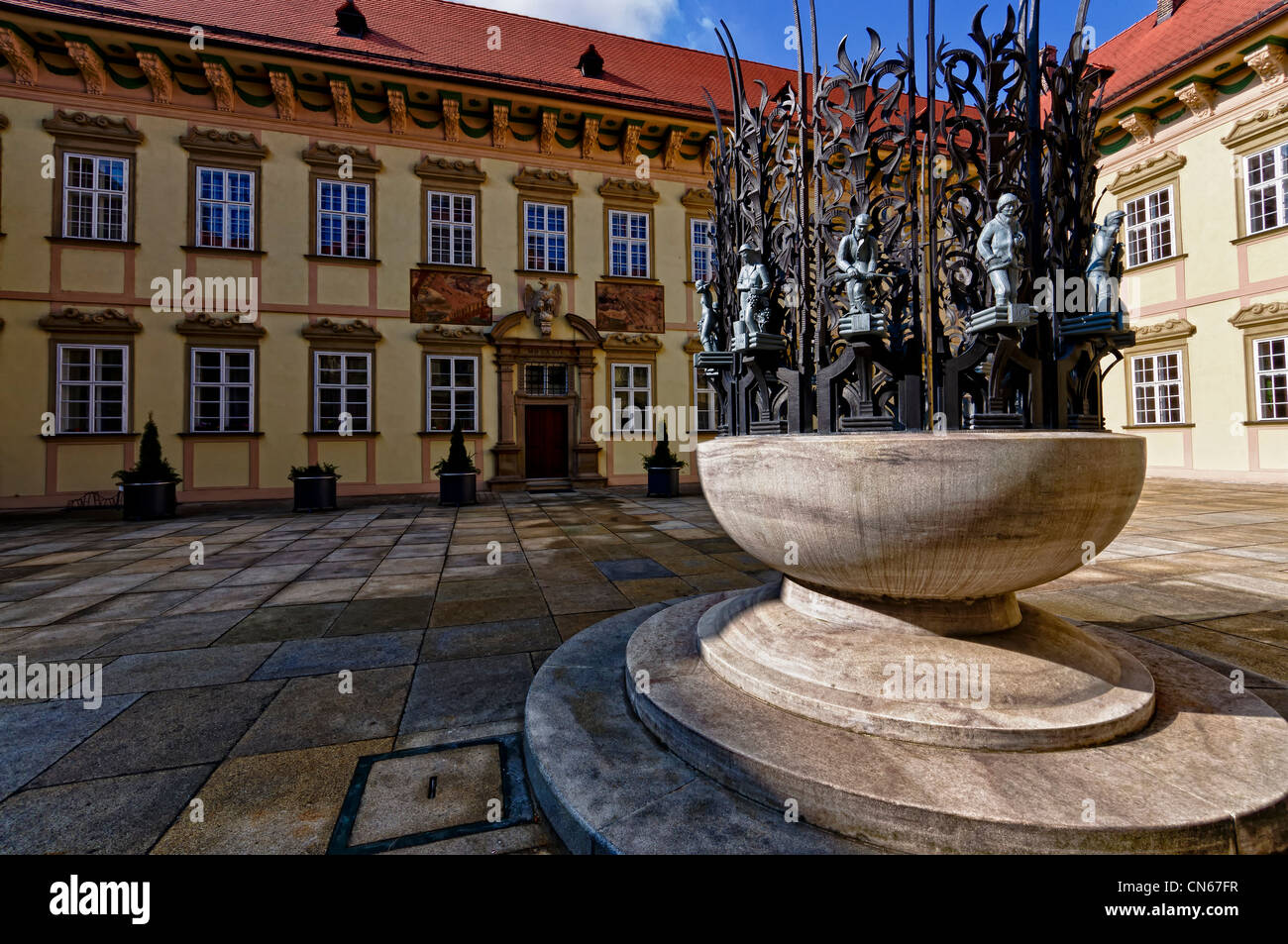 Vista del monumento nel patio principale e il cortile all'ingresso del Municipio nuovo a Brno, nella Repubblica Ceca. Foto Stock