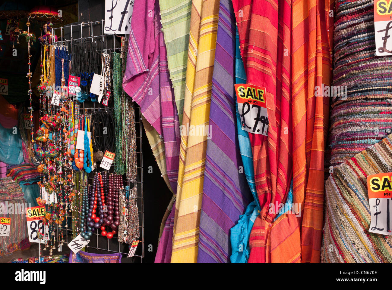 Materiale indiano, e moquette stallo a Camden Market, Camden Town, Londra, Inghilterra Foto Stock