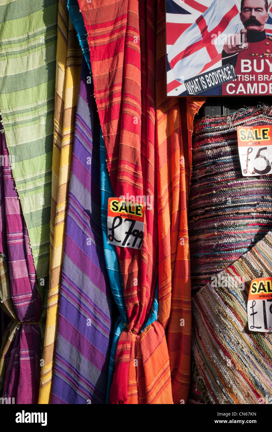 Materiale indiano, e moquette stallo a Camden Market, Camden Town, Londra, Inghilterra Foto Stock