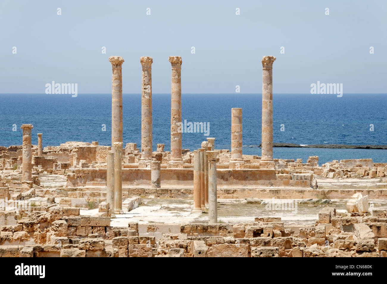 Sabratha. La Libia. Guardando fuori verso le acque turchesi del Mediterraneo con il secondo secolo D.C. tempio di Liber Foto Stock