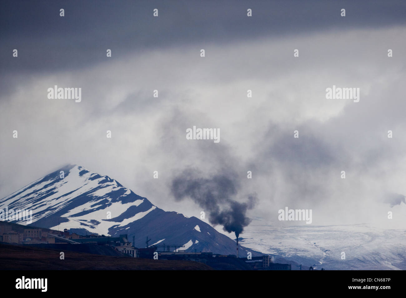 Norvegia Isole Svalbard, isola Spitsbergen, fumo nero flutti dal forno a combustione di carbone in russo insediamento minerario di Barentsburg Foto Stock