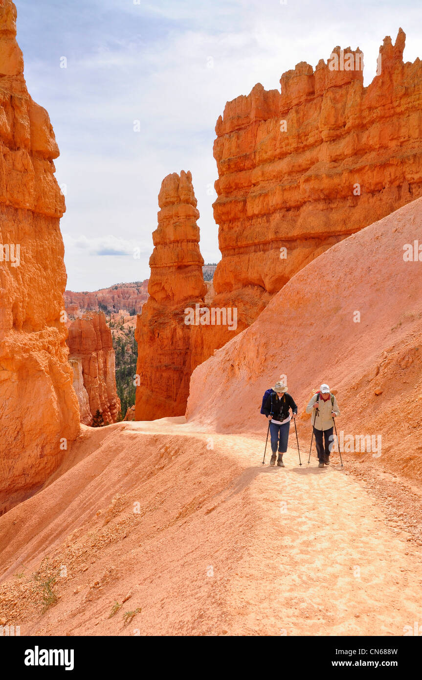 Gli escursionisti su Navajo Loop Trail in Utah Bryce Canyon National Park. Foto Stock
