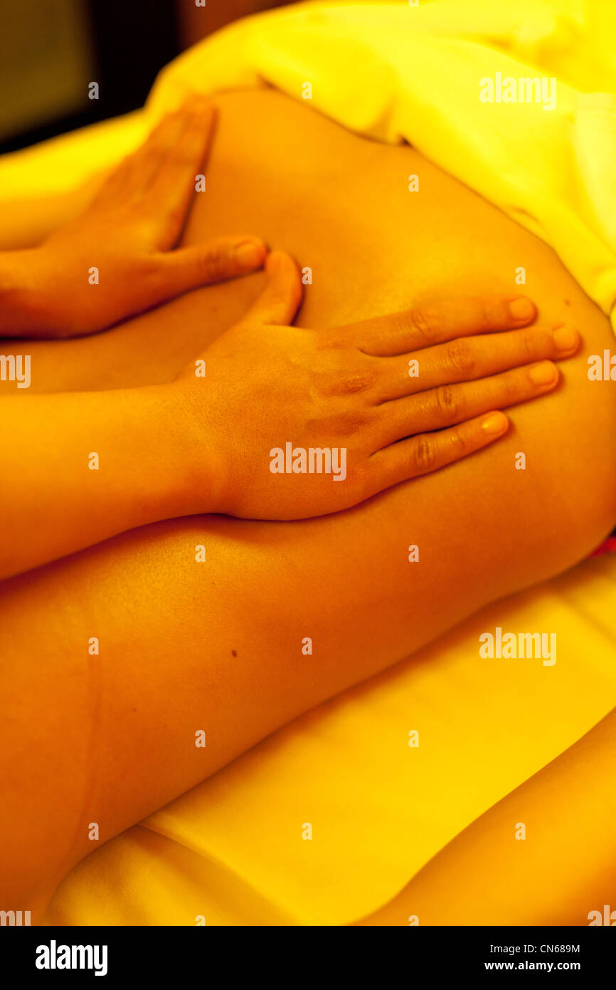 Mani sulla schiena massaggio. Bali Indonesia Foto Stock
