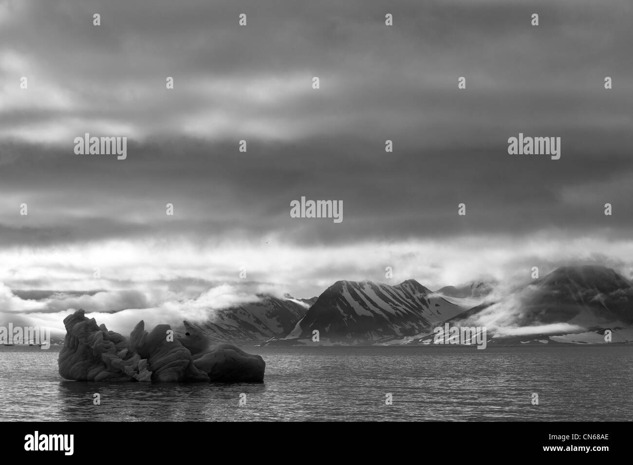 Norvegia Isole Svalbard, isola Spitsbergen, nuvole basse al di sopra di iceberg in Burgerbukta sul pomeriggio estivo Foto Stock