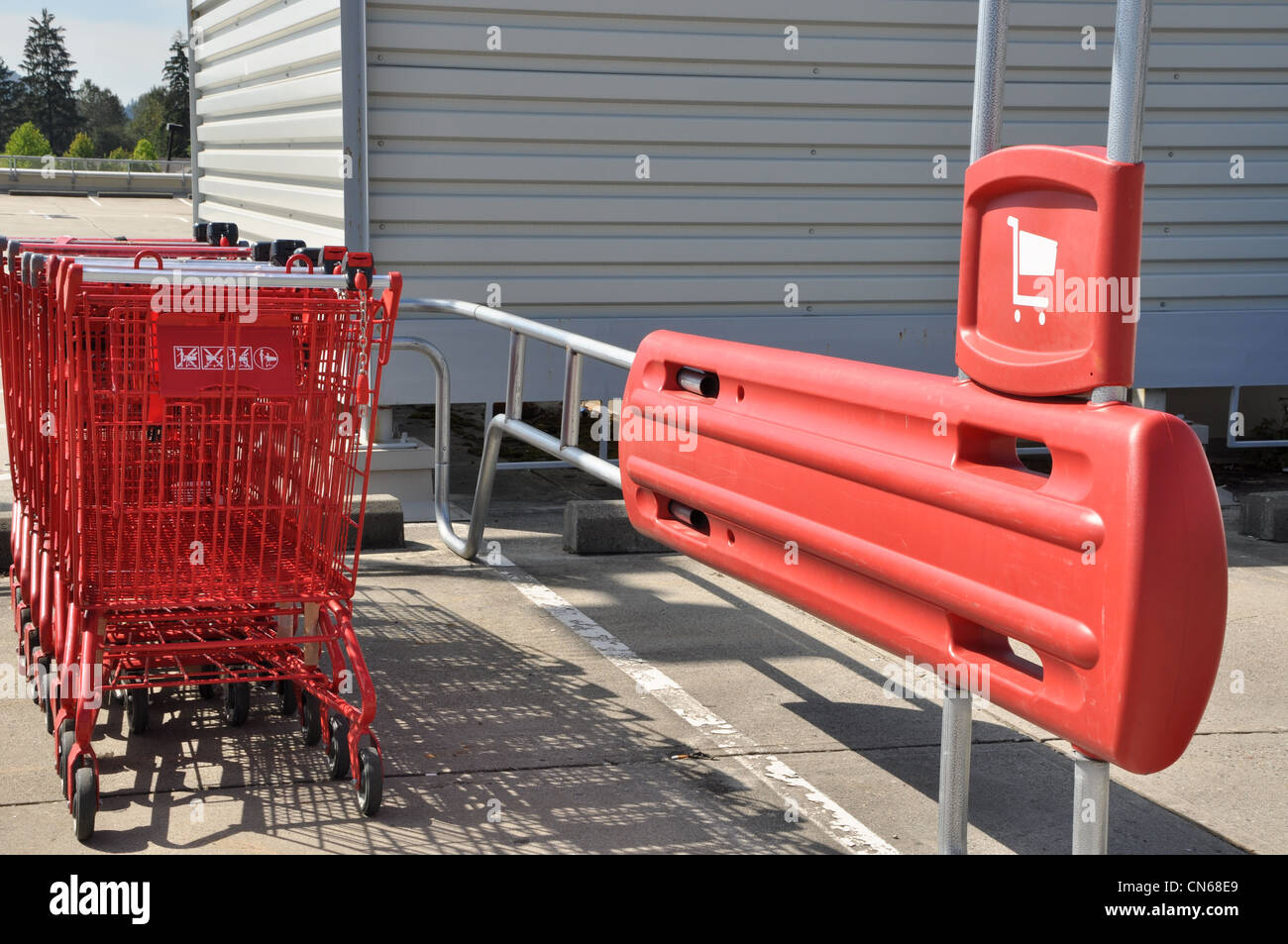 Red Carrello spesa al di fuori del centro commerciale Foto Stock