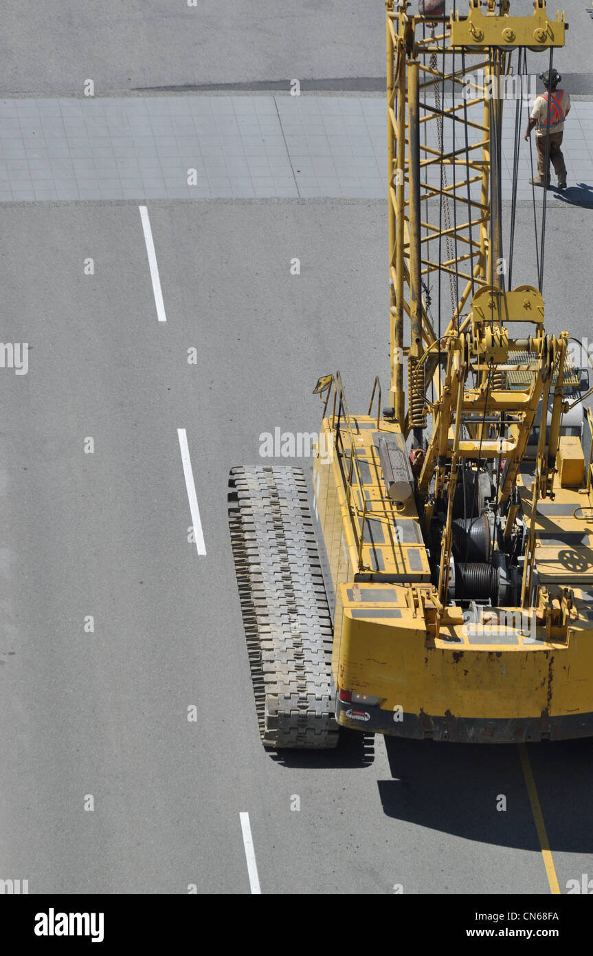 Gru da cantiere con lo sfondo della natura Foto Stock