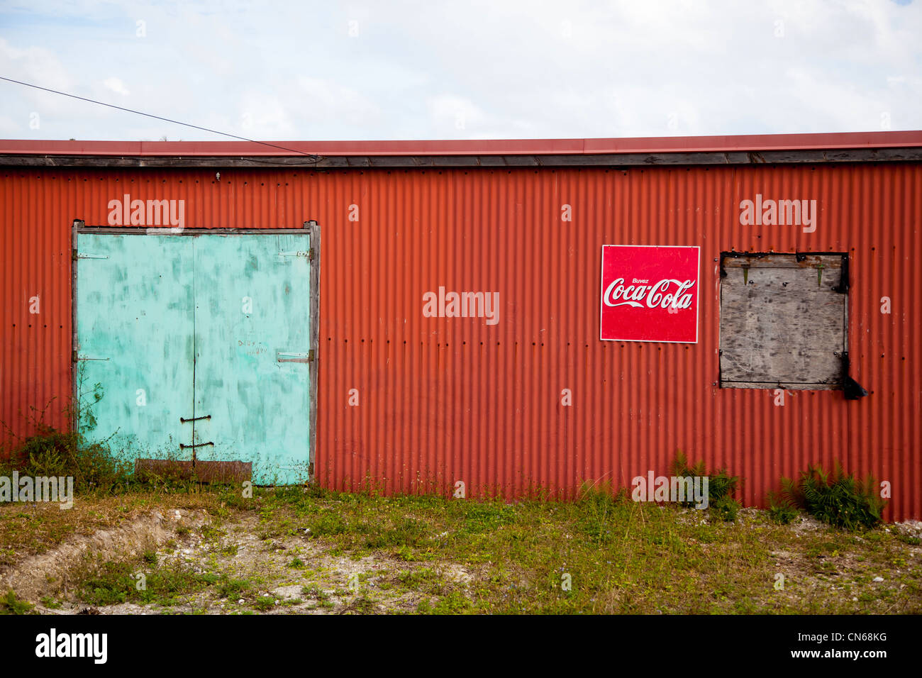 Tettoia rossa e verde porta Lifou Nuova Caledonia Foto Stock