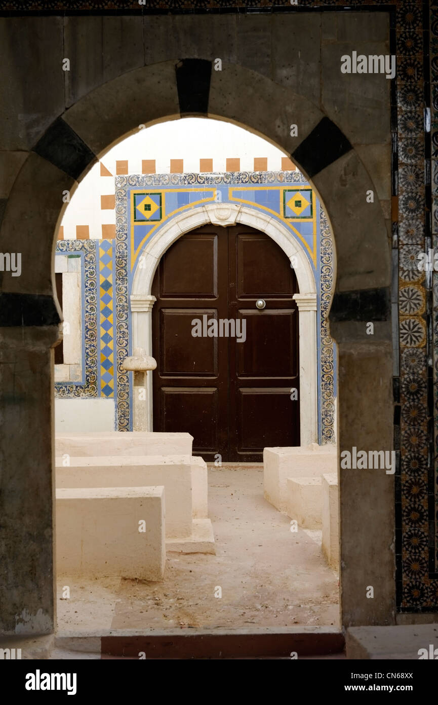 Tripoli. La Libia. Vista di altamente colorato e decorativo ingresso alla camera laterale di Ahmed Pash Karamanli moschea che è il Foto Stock