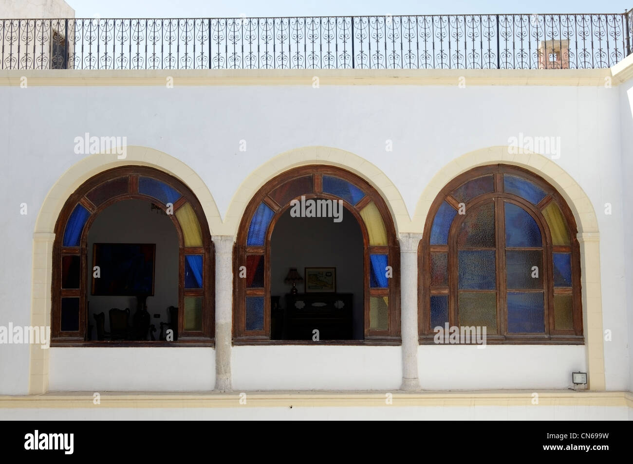 Tripoli. La Libia. Visualizzare arcuati di finestre colorate dal vecchio Consolato Francese è un edificio situato nella Medina. Risalente al 1630 Foto Stock