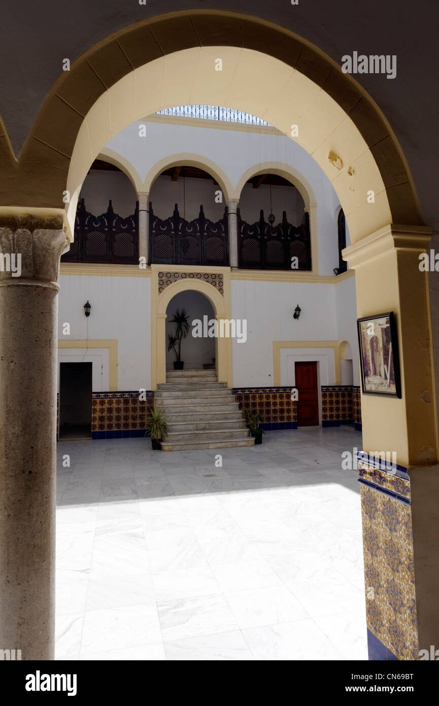 Tripoli. La Libia. Vista del cortile centrale del vecchio consolato francese situato nella Medina. Risalente al 1630 il restaurato Foto Stock