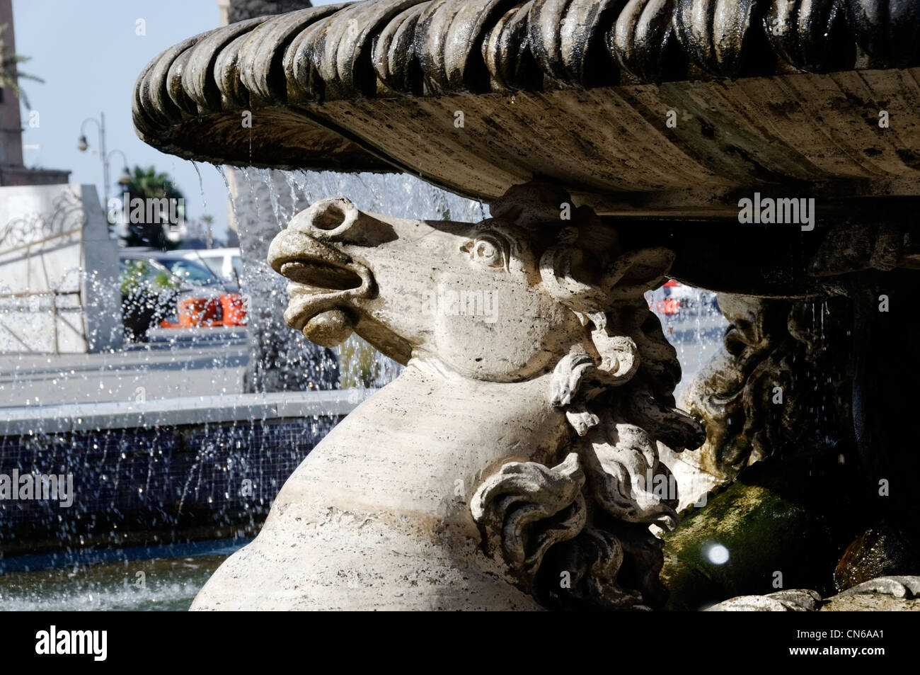 Tripoli. La Libia. Close-up di testa di cavallo dal ornano la fontana di acqua di mare cavalli situato nel quadrato verde o Piazza Martiri. Foto Stock