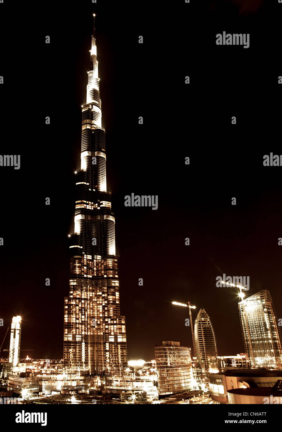 Dubai centro di scena notturna con luci della città nuova di lusso high tech città nel Medio Oriente, negli Emirati Arabi Uniti architettura Foto Stock