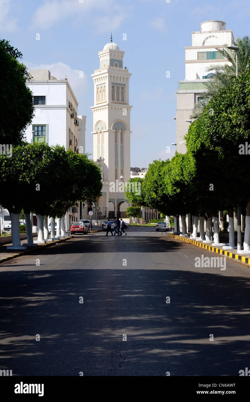 Tripoli. La Libia. Vista lungo la strada alberata verso l'imponente facciata dell'ex cattedrale cattolica e ora Grande moschea Foto Stock