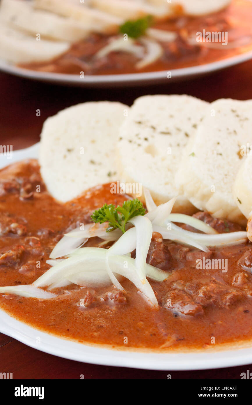 Gulasch di manzo e gnocchi (knedliky) dalla Repubblica ceca Foto Stock