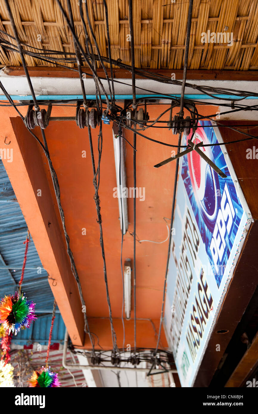 Esterno il cablaggio elettrico in Chiang Khong (Thailandia). Installazione électrique extérieure à Chiang Khong (Thaïlande). Foto Stock
