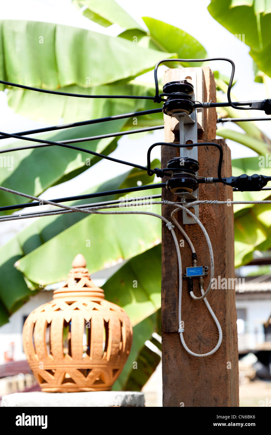 Esterno elettrici e cablaggi TV, in Chiang Khong (Thailandia). Branchements électrique et TV extérieurs à Chiang Khong. Foto Stock