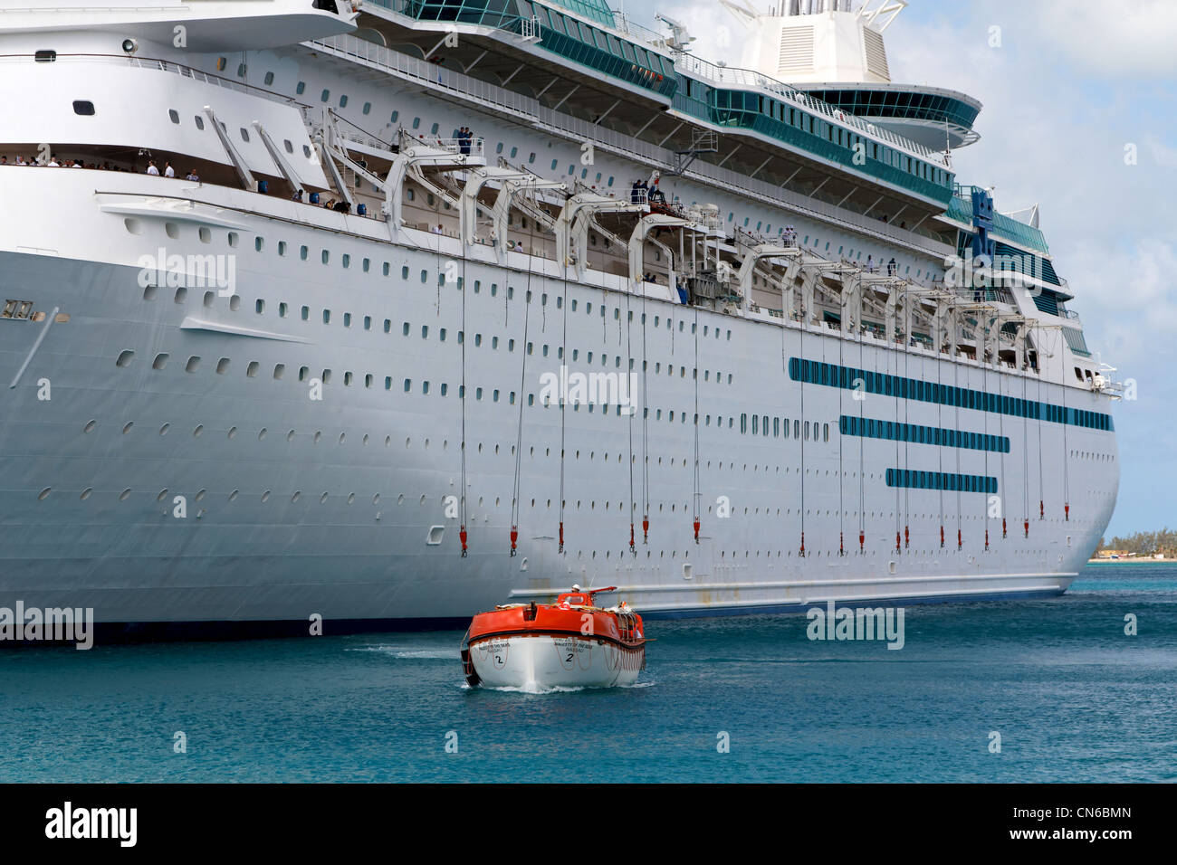 Royal Caribbean la maestà dei mari distribuisce le imbarcazioni di salvataggio durante una esercitazione di sicurezza il 25 marzo 2012 a Nassau, Bahamas. Foto Stock