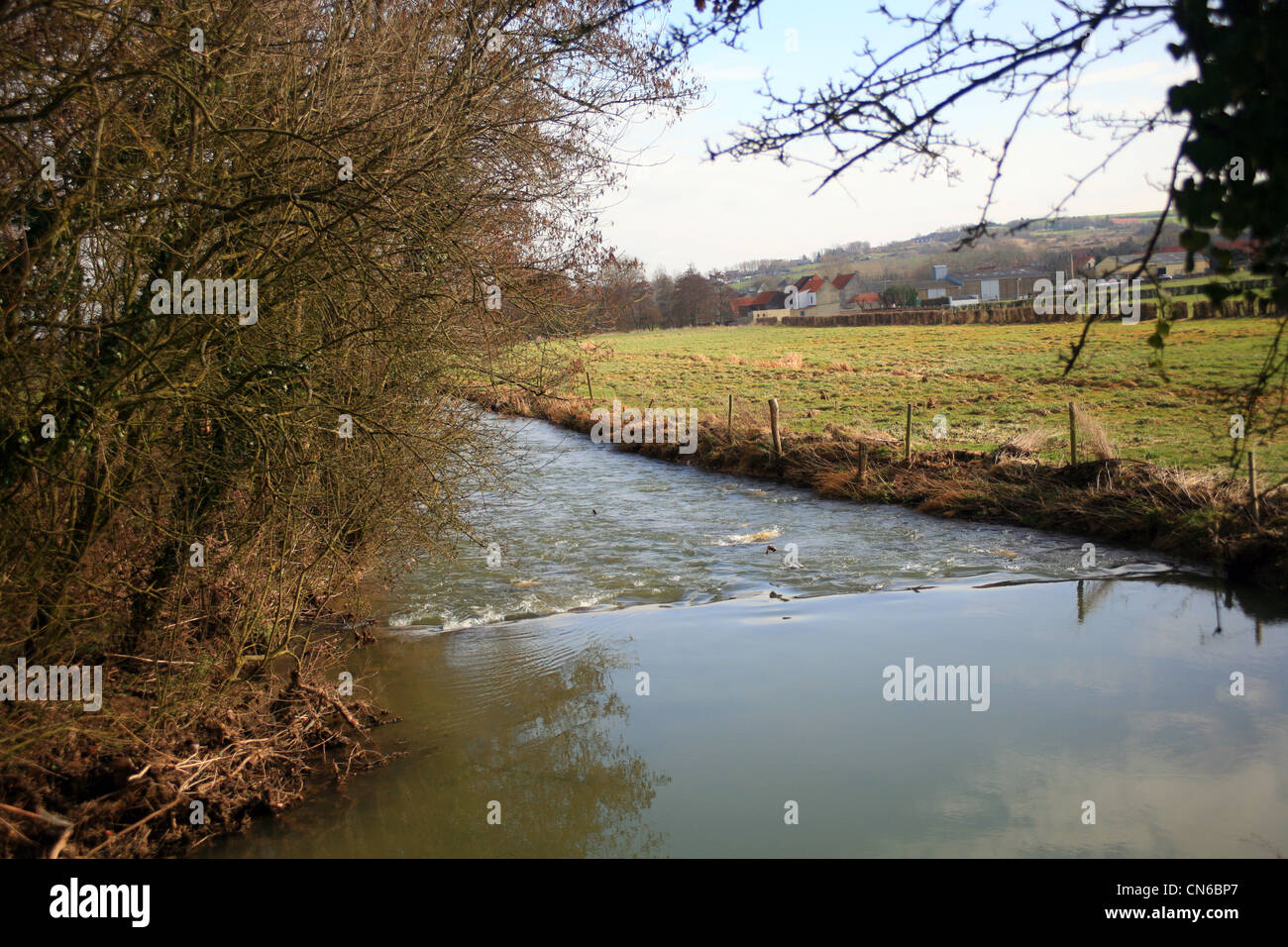 Fiume La coulisse, Rue du Pont de Fer, Tournehem sur la Hem, pas de Calais, Francia Foto Stock