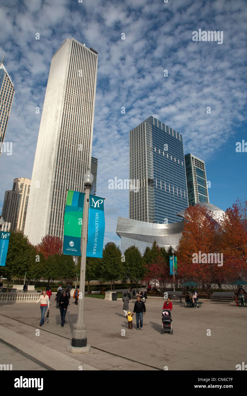La gente che camminava la plaza del Millennium Park di Grant Park nel Loop Area comunitaria del centro cittadino di Chicago con Aon Torre centrale Foto Stock