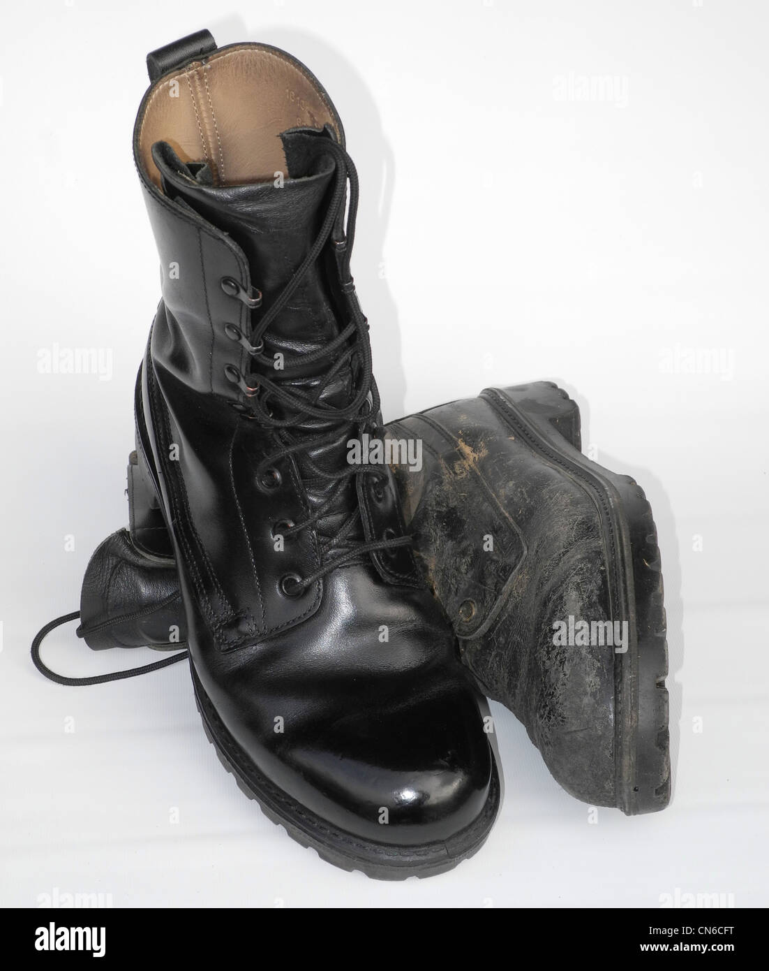 Un ben curato per militari boot - esercito - lucidato con una ben indossati uno Foto Stock
